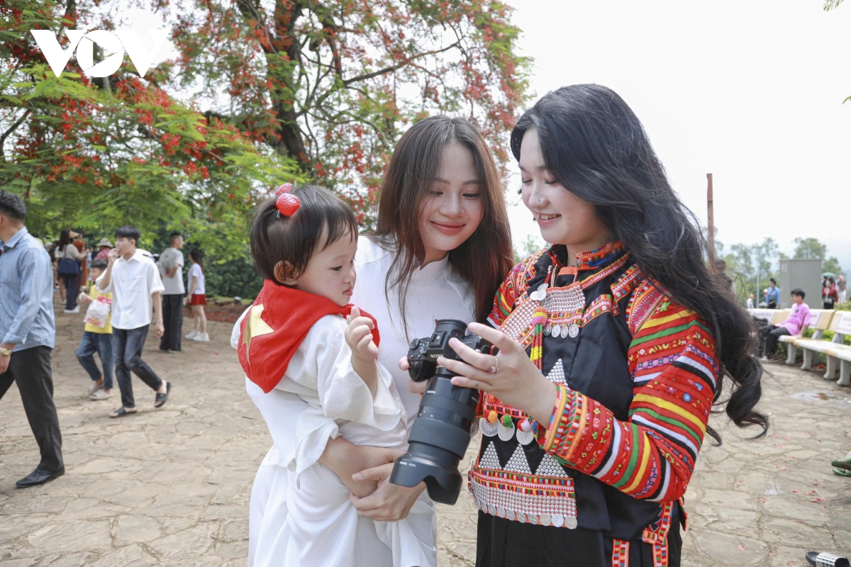 thang 5 tren manh dat Dien bien lich su hinh anh 9