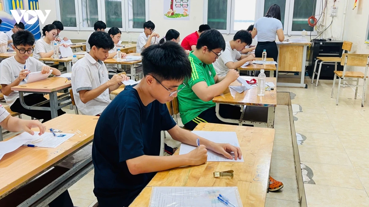 ket thuc ky thi vao lop 10 ha noi 2026 De thi doi moi, ap luc van chua ha nhiet hinh anh 1