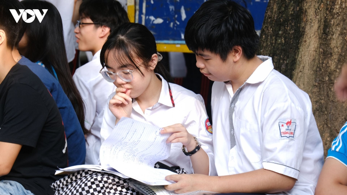 tuyen sinh lop 10 ha noi nhung cai om tiep lua cua phu huynh truoc cong truong hinh anh 13