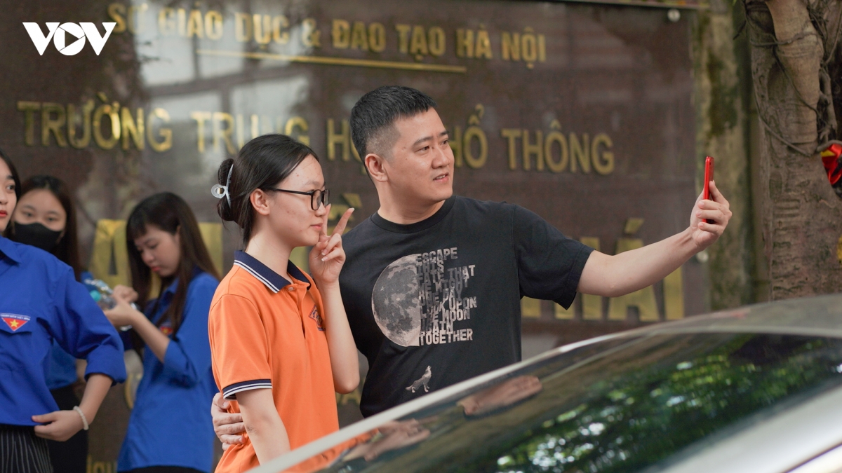 tuyen sinh lop 10 ha noi nhung cai om tiep lua cua phu huynh truoc cong truong hinh anh 9