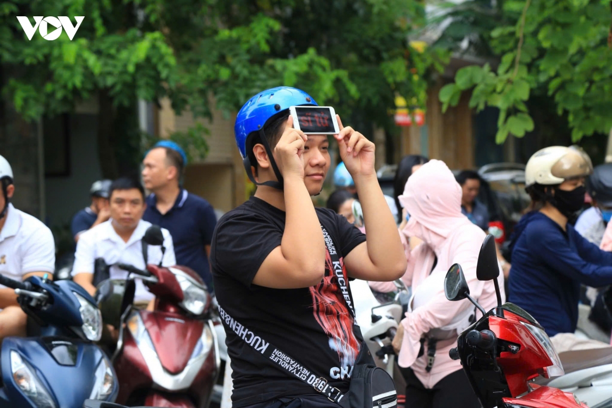 tuyen sinh lop 10 ha noi nhung cai om tiep lua cua phu huynh truoc cong truong hinh anh 8