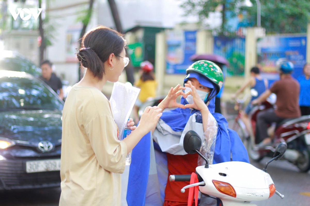tuyen sinh lop 10 ha noi nhung cai om tiep lua cua phu huynh truoc cong truong hinh anh 7