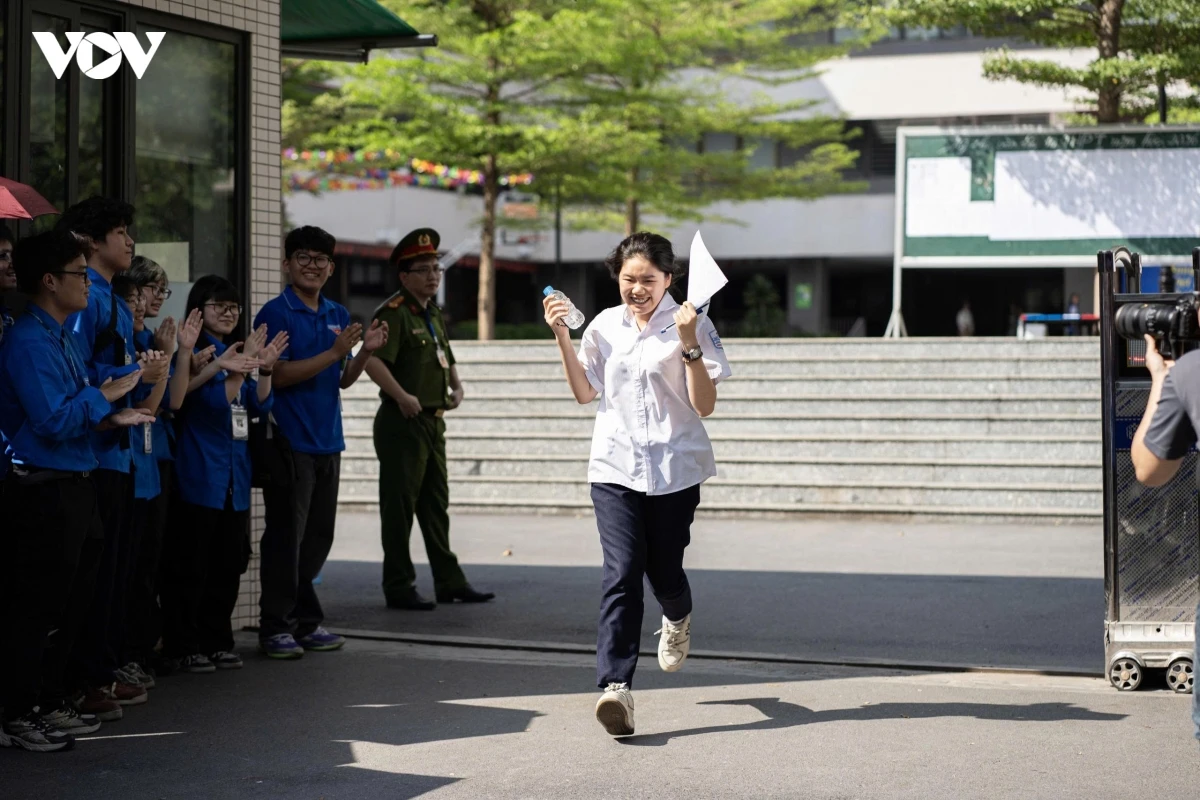 xin nghi lam nhieu ngay, thue tro sat diem thi de cung con vuot ky thi lop 10 hinh anh 2