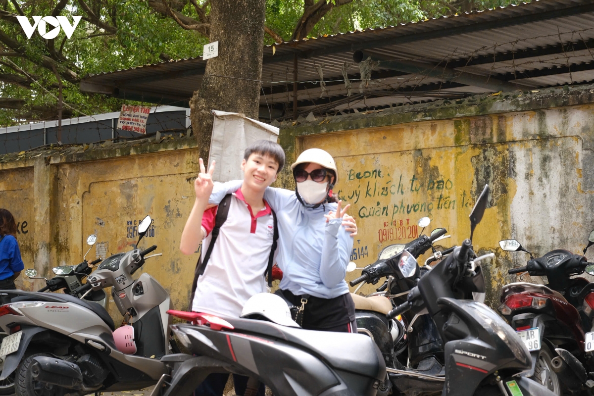 thi xong mon van, nhieu thi sinh ha noi tu tin dat tu 7 den 8 diem hinh anh 5