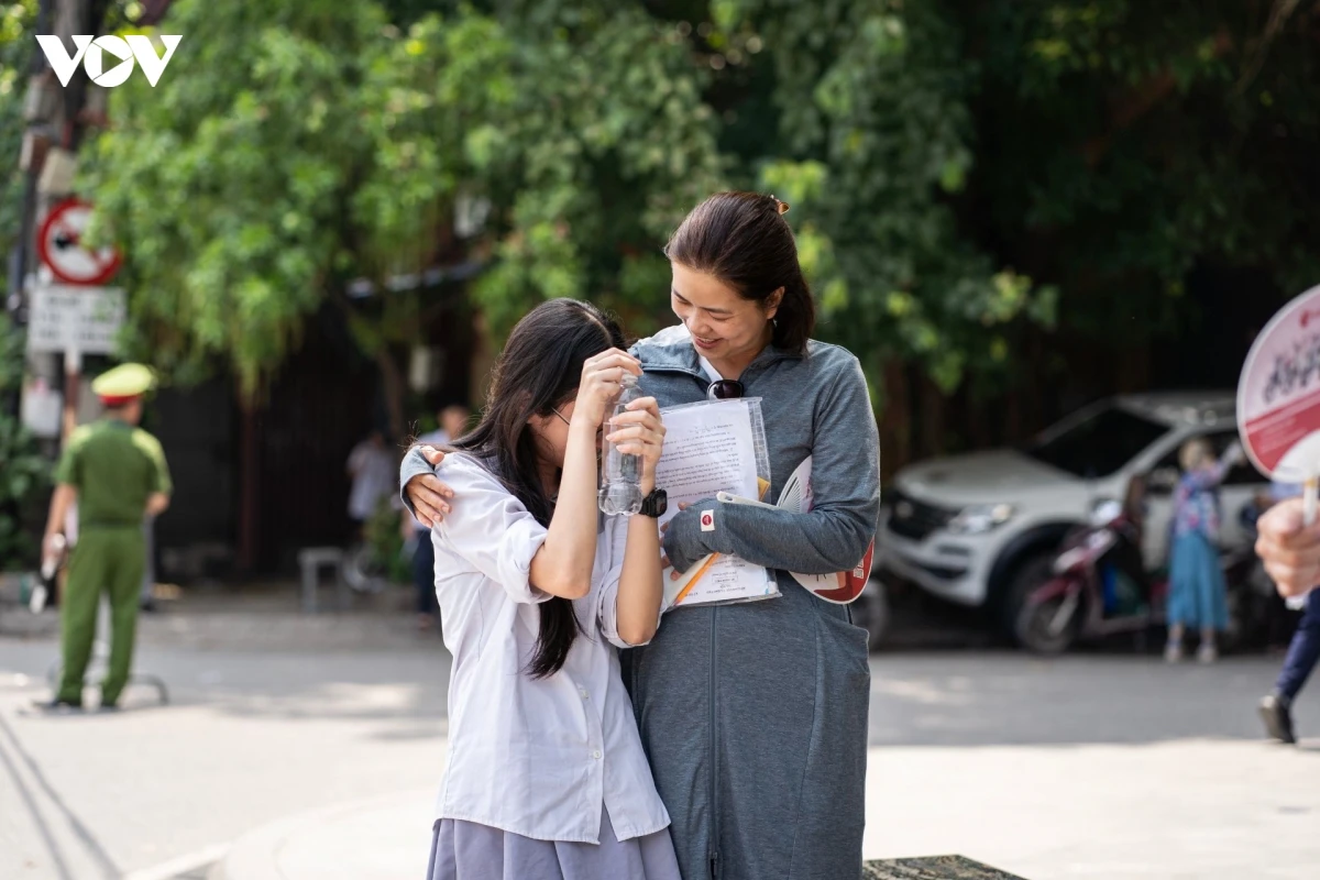 nuoc mat, nu cuoi cua thi sinh sau khi ket thuc ky thi tuyen sinh lop 10 ha noi hinh anh 8