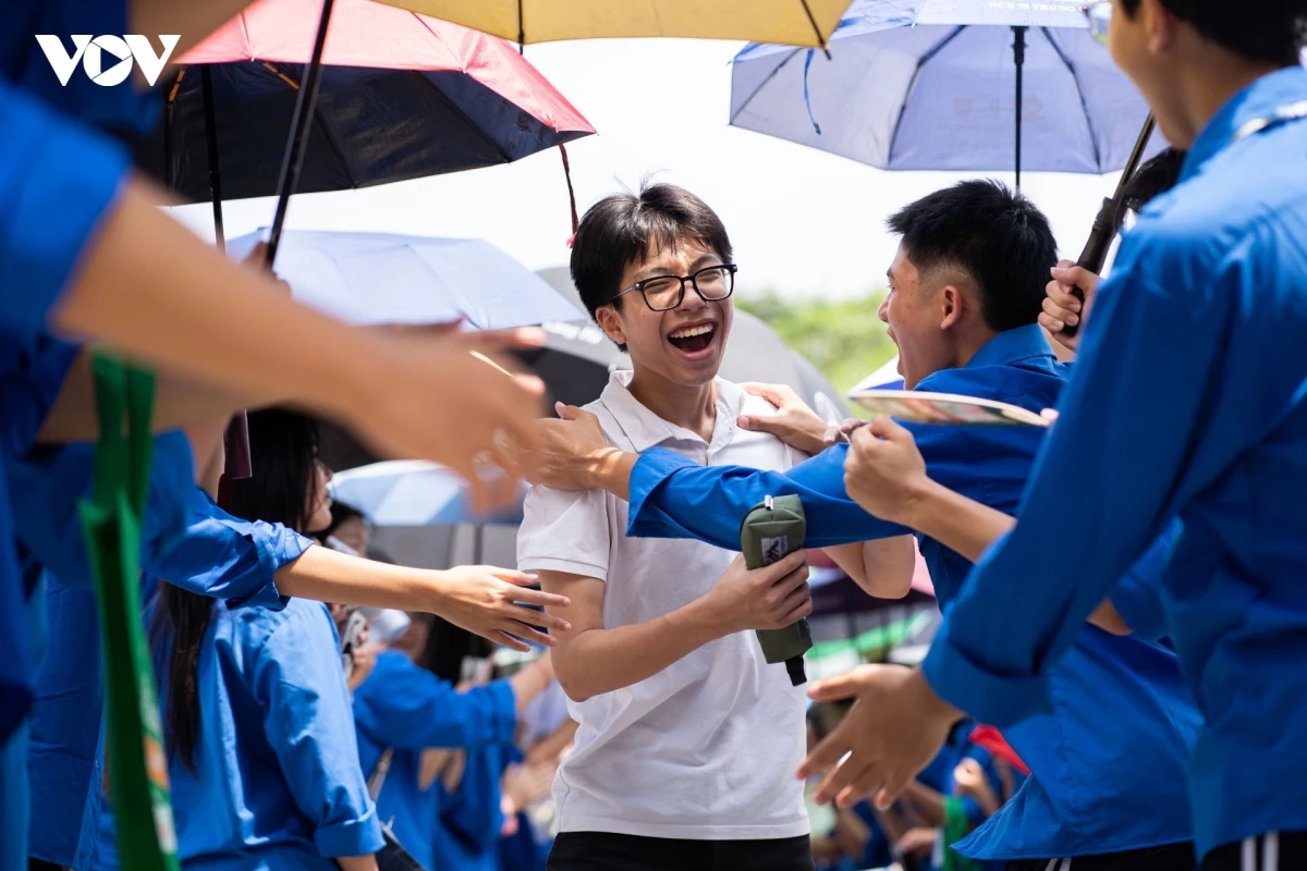 nuoc mat, nu cuoi cua thi sinh sau khi ket thuc ky thi tuyen sinh lop 10 ha noi hinh anh 2
