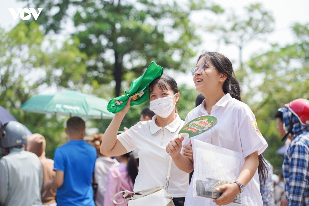 nuoc mat, nu cuoi cua thi sinh sau khi ket thuc ky thi tuyen sinh lop 10 ha noi hinh anh 5