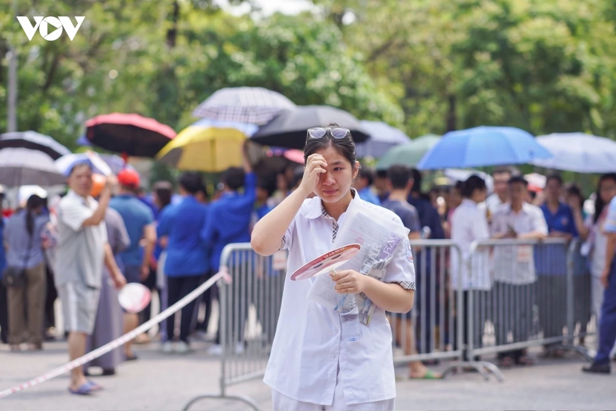 nuoc mat, nu cuoi cua thi sinh sau khi ket thuc ky thi tuyen sinh lop 10 ha noi hinh anh 7