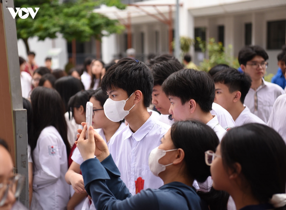 gan 125.000 hoc sinh ha noi lam thu tuc du thi vao lop 10 hinh anh 1