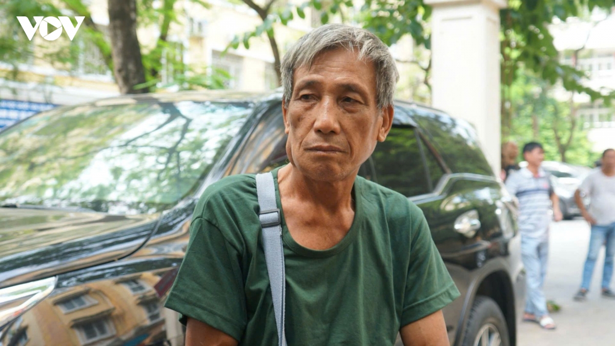 phu huynh do mat , vuot tram km ve ha noi cho con thi lop 10 truong chuyen hinh anh 2