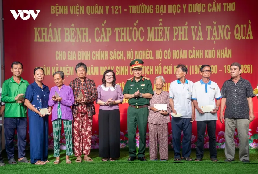 hon 300 nguoi dan an giang duoc kham benh, nhan qua ho tro hinh anh 4