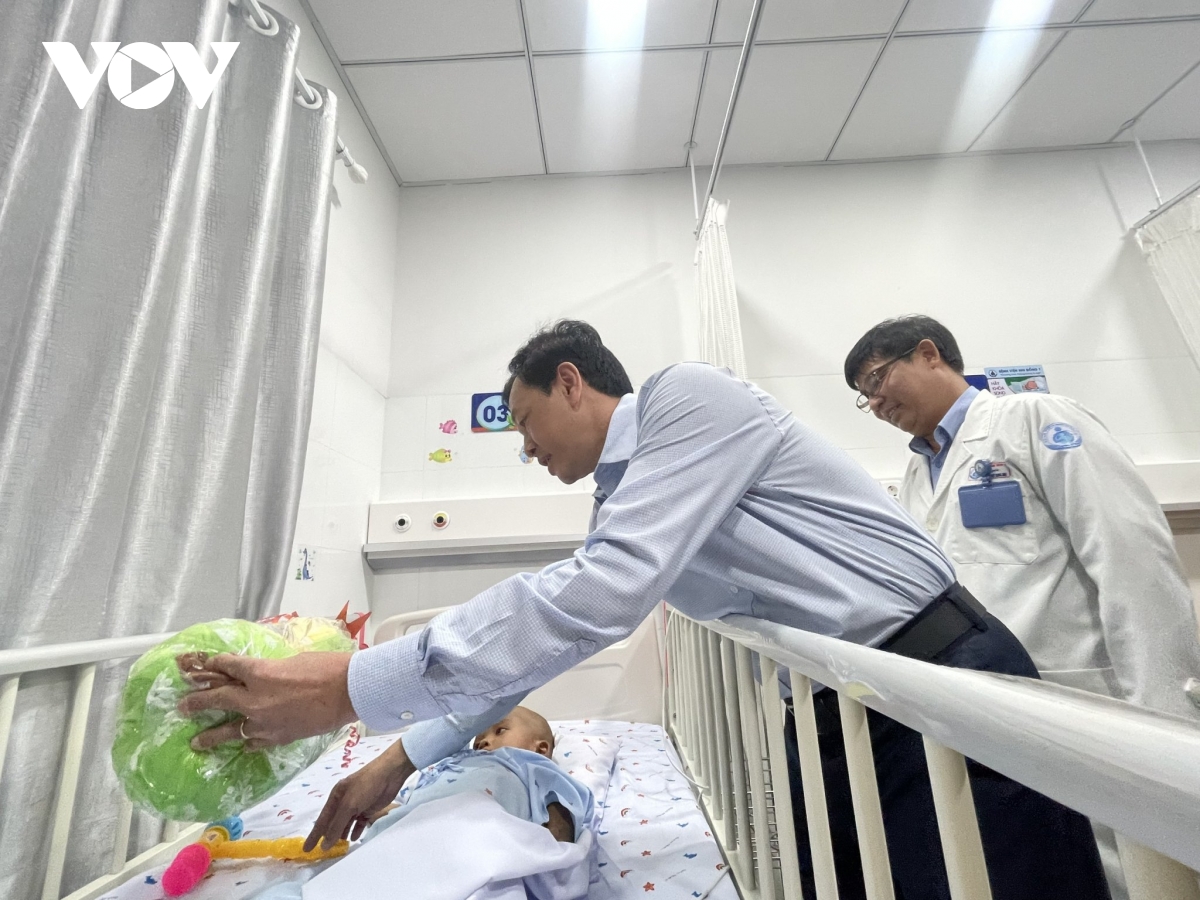 Thứ trưởng Bộ Y tế thăm bé trai bị mẹ ruột và người tình bạo hành