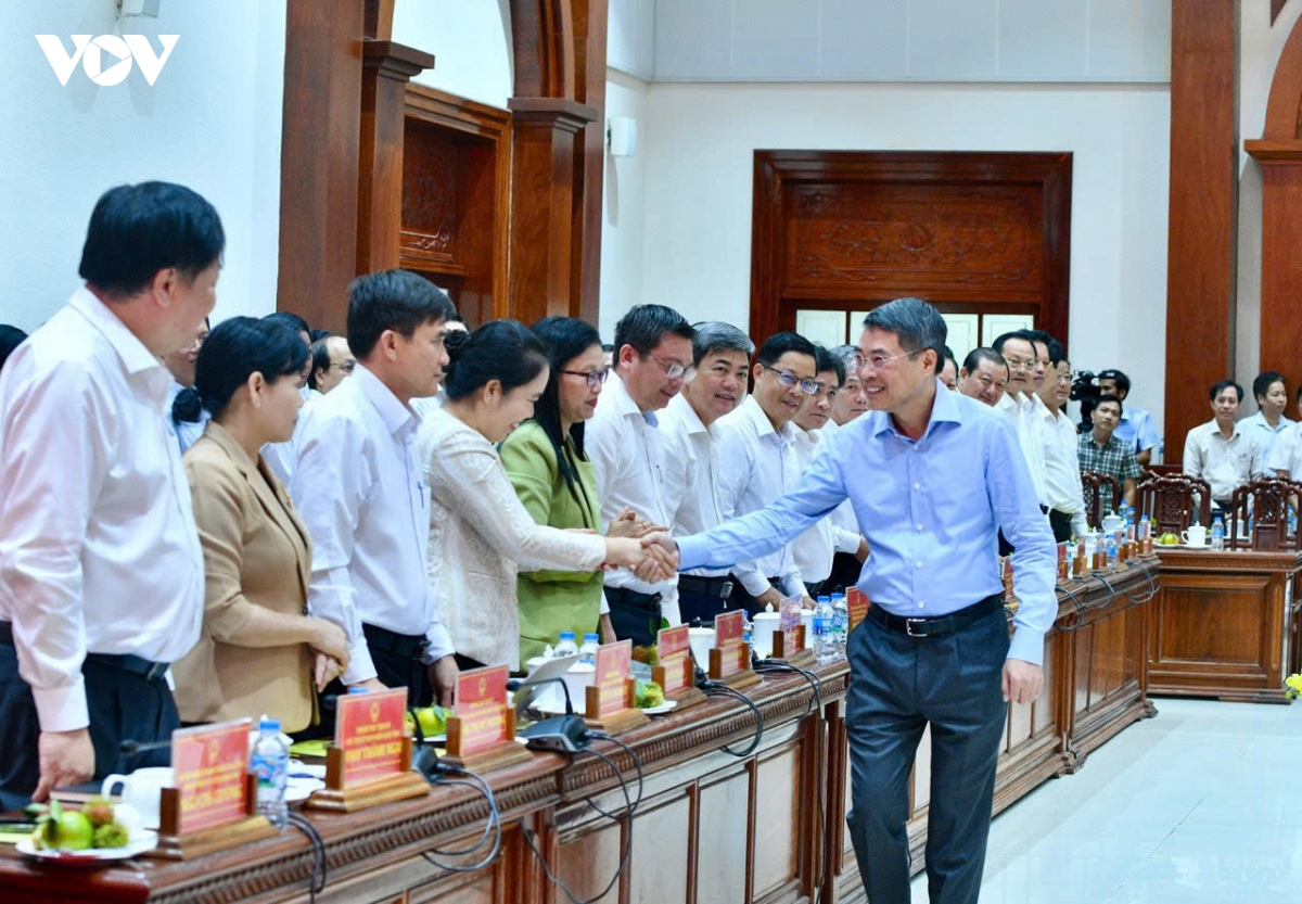 thu tuong le minh hung lam viec voi ban thuong vu tinh uy Dong thap hinh anh 1