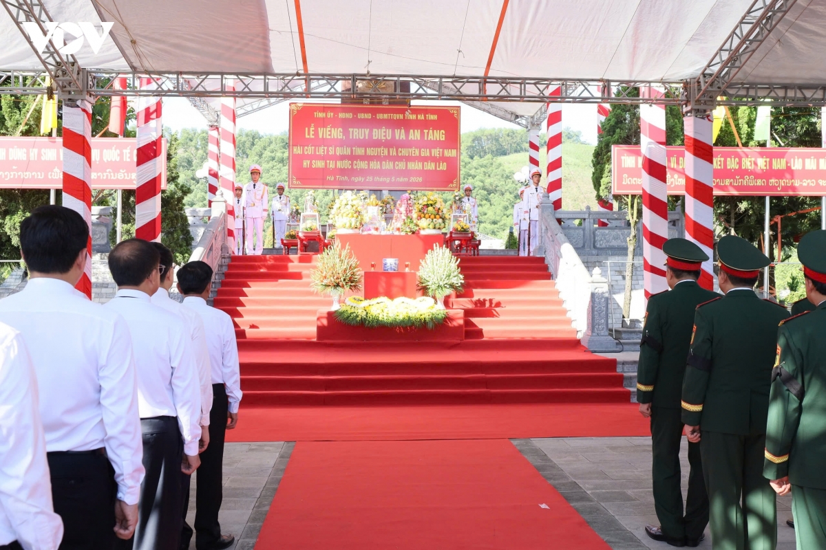 thuong truc ban bi thu du le truy dieu, an tang hai cot liet si tai tinh ha tinh hinh anh 1