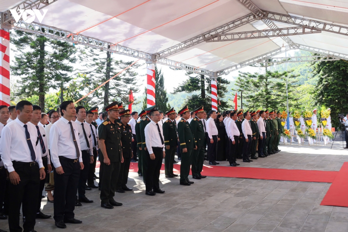 thuong truc ban bi thu du le truy dieu, an tang hai cot liet si tai tinh ha tinh hinh anh 2