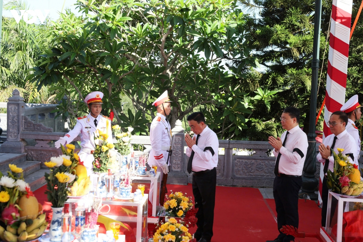 thuong truc ban bi thu du le truy dieu, an tang hai cot liet si tai tinh ha tinh hinh anh 3