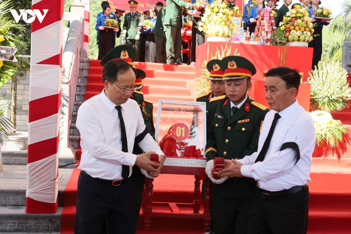 thuong truc ban bi thu du le truy dieu, an tang hai cot liet si tai tinh ha tinh hinh anh 4