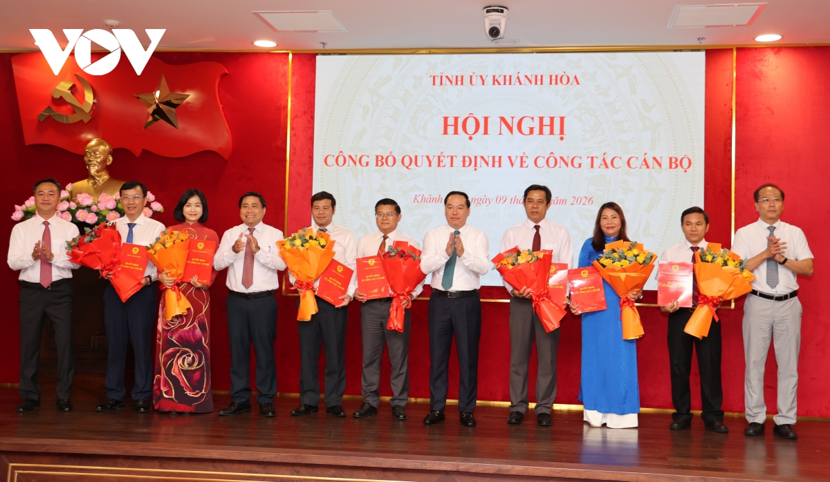 thuong_truc_tinh_uy_khanh_hoa_trao_quyet_dinh_cho_cac_can_bo_duoc_dieu_dong_bo_nhiem.jpg