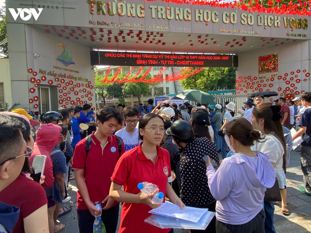 ket thuc ky thi vao lop 10 ha noi 2026 De thi doi moi, ap luc van chua ha nhiet hinh anh 3