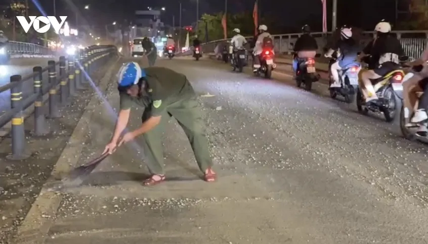 can tho Da roi vai tren cau khien nhieu nguoi di xe may te nga hinh anh 3