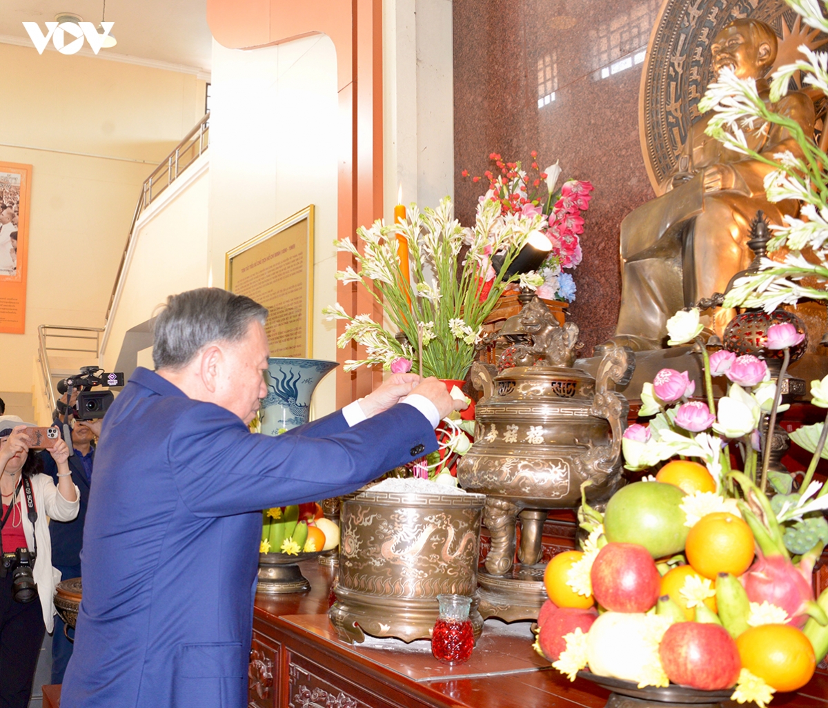 top leader to lam pays tribute to president ho chi minh in thailand picture 1