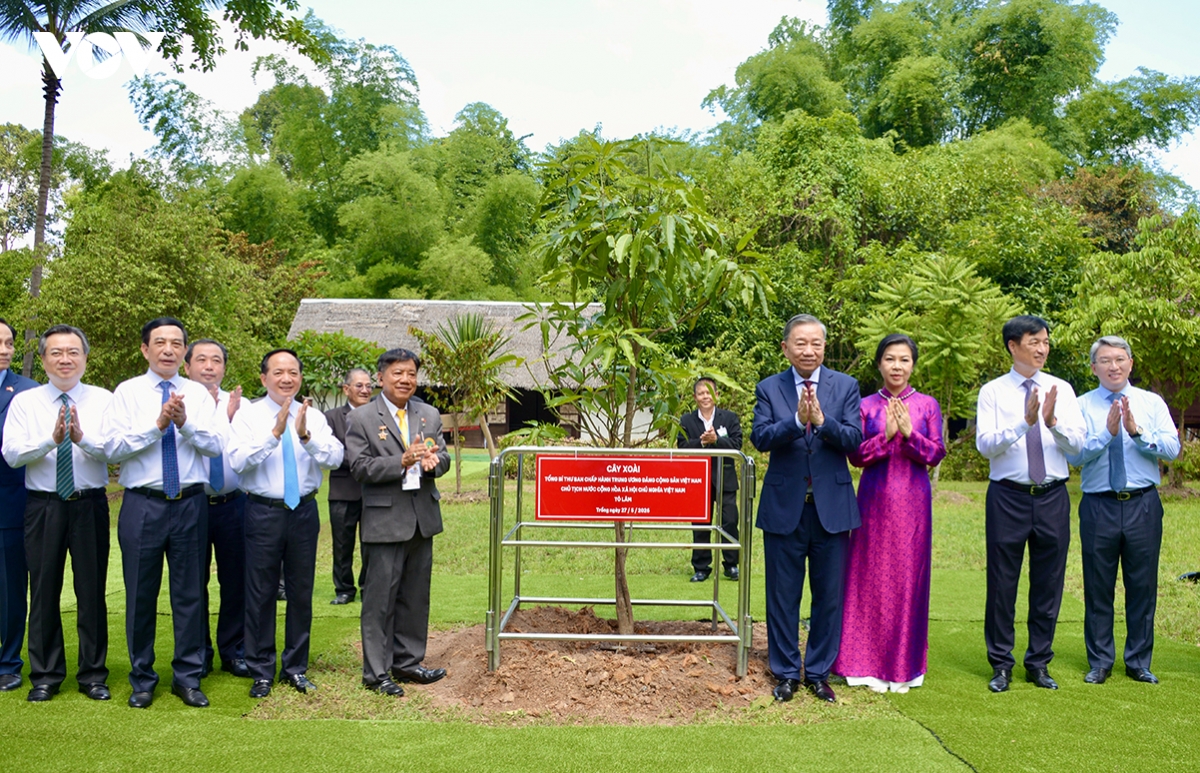 top leader to lam pays tribute to president ho chi minh in thailand picture 2