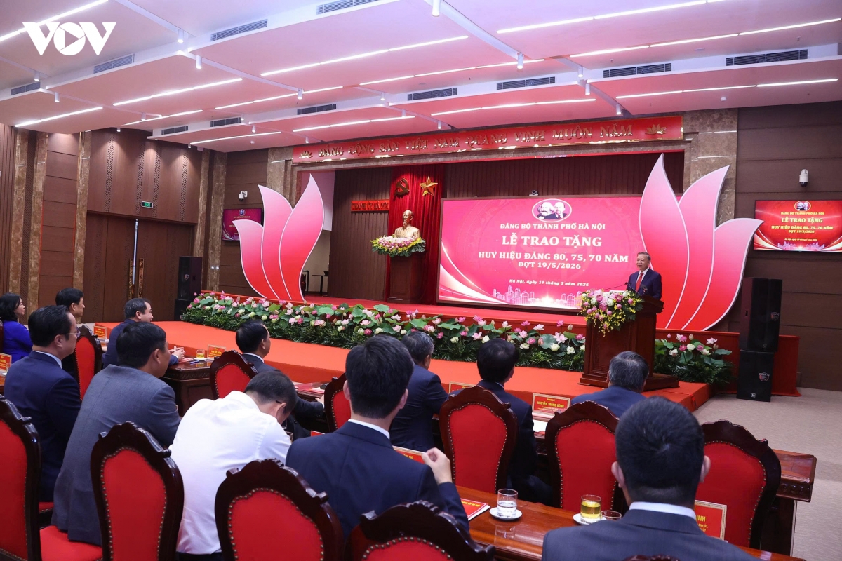tong bi thu, chu tich nuoc to lam trao tang huy hieu Dang cho dang vien lao thanh tai ha noi hinh anh 1