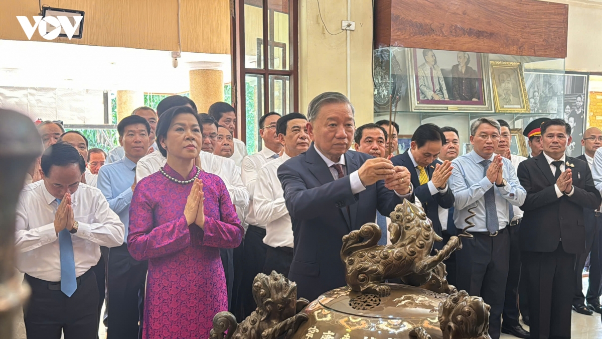 tong bi thu, chu tich nuoc va phu nhan tham khu di tich chu tich ho chi minh o udon thani hinh anh 1