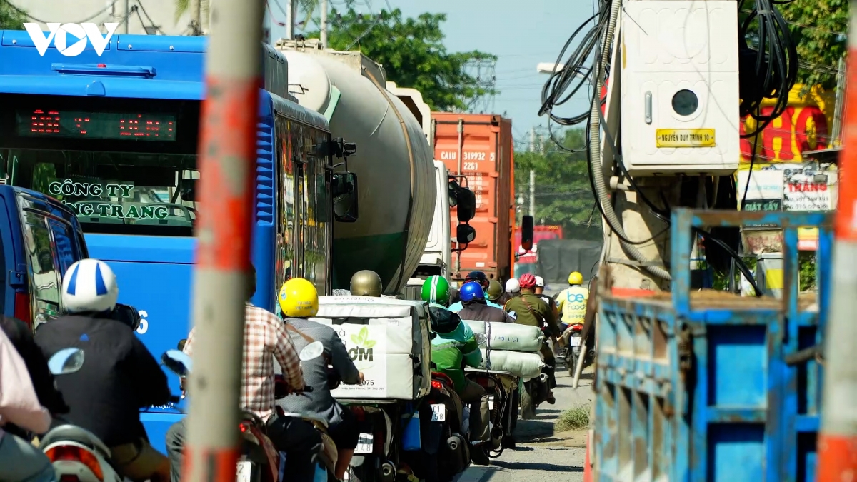  song chung voi container Am anh tren nhung cung duong tu than phia Dong tp.hcm hinh anh 2