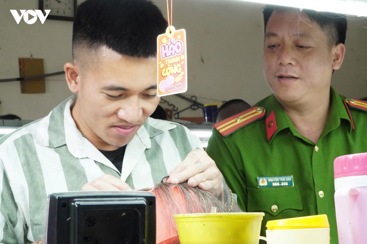 An chung than trong trai giam cai tao ra sao hinh anh 1