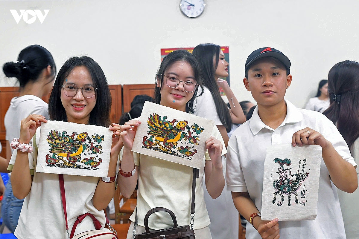  hon tren giay moc khi nguoi tre viet tiep cau chuyen di san tranh Dong ho hinh anh 2
