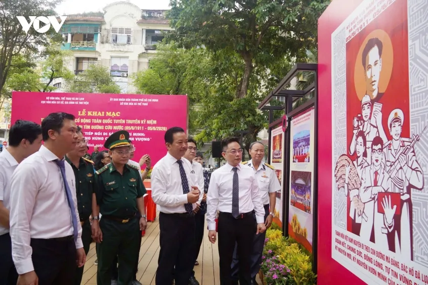 trung bay 180 tranh co dong ky niem 115 nam ngay bac ho ra di tim duong cuu nuoc hinh anh 4