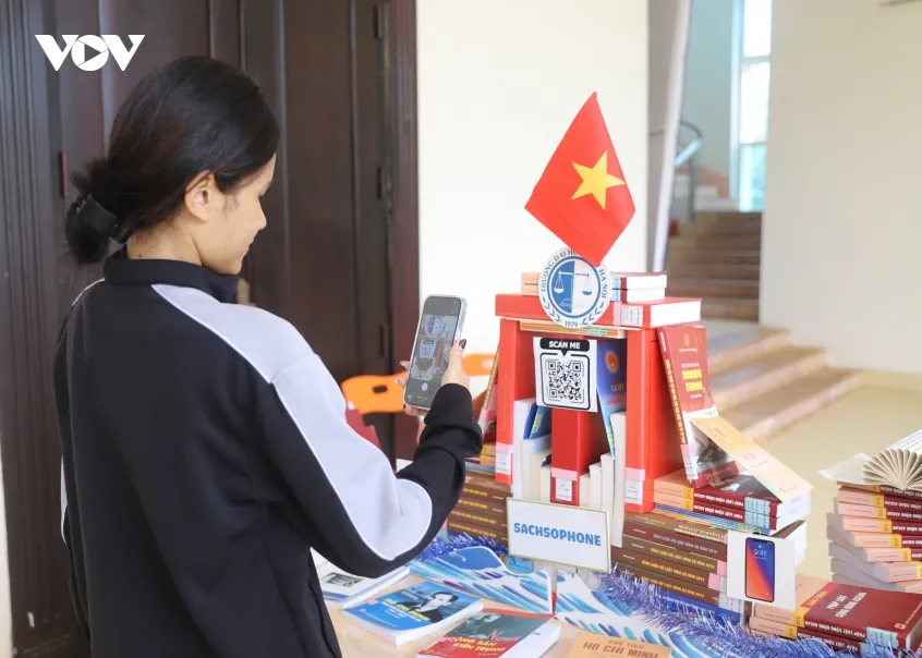 Dak lak lan toa van hoa doc tu sach viet ve chu tich ho chi minh hinh anh 3