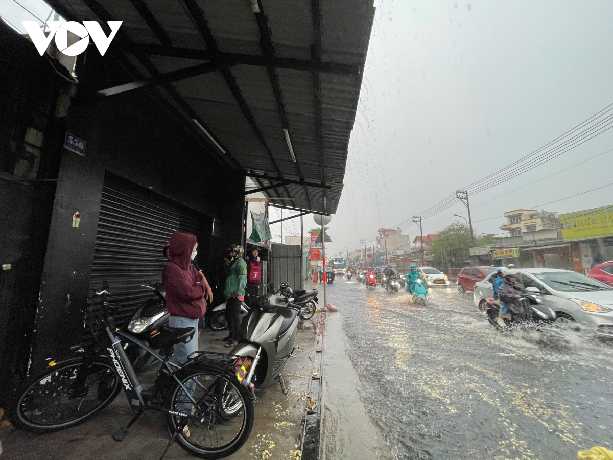 mua giai nhiet gay ngap cuc bo tai tp.hcm, nguoi di choi le bi gian doan hinh anh 1