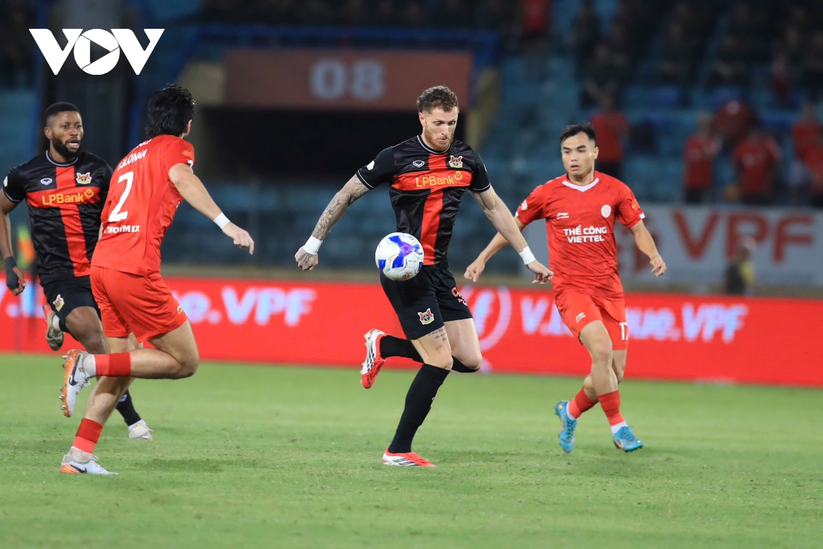 truc tiep the cong viettel 0-0 ninh binh Doi khach lien tuc co co hoi hinh anh 1