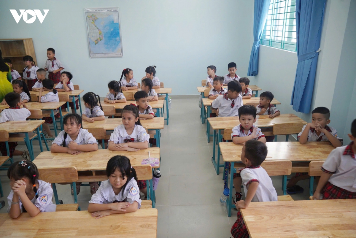 tp.hcm cat 50 thu tuc, don luc hoan thanh 1.000 phong hoc trong 100 ngay hinh anh 1