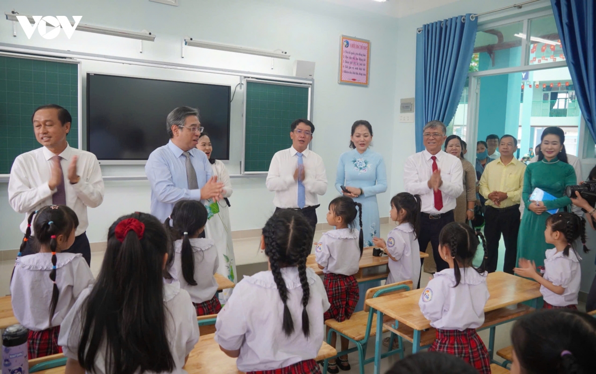 khanh thanh truong tieu hoc tren nen nghia trang cu o tp.hcm hinh anh 4