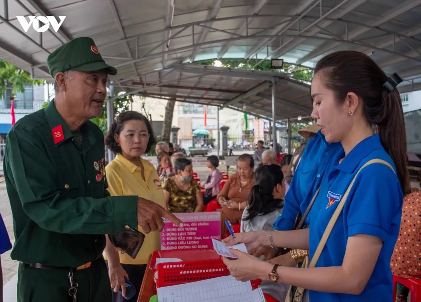 hon 300 nguoi dan an giang duoc kham benh, nhan qua ho tro hinh anh 3