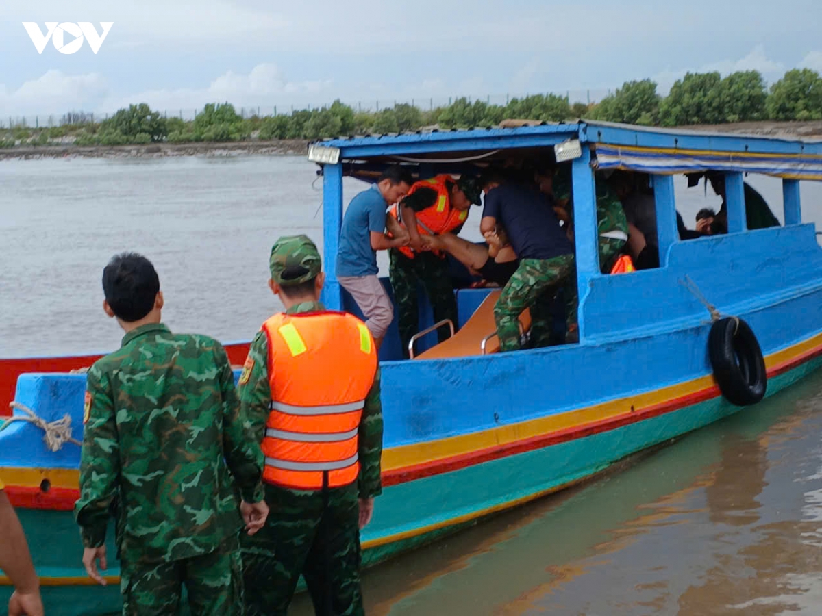 Cứu nhiều thuyền viên trên tàu cháy, chìm ngoài khơi ở Vĩnh Long