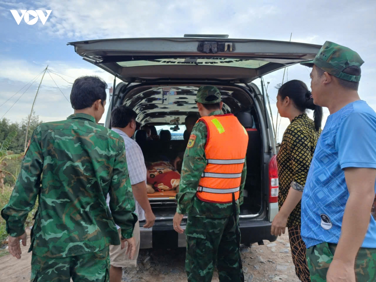 cuu nhieu thuyen vien tren tau chay, chim ngoai khoi o vinh long hinh anh 3