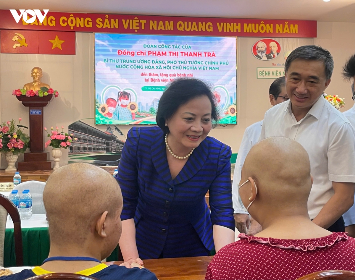 pho thu tuong pham thi thanh tra dong vien benh nhi ung thu kien cuong dieu tri hinh anh 1