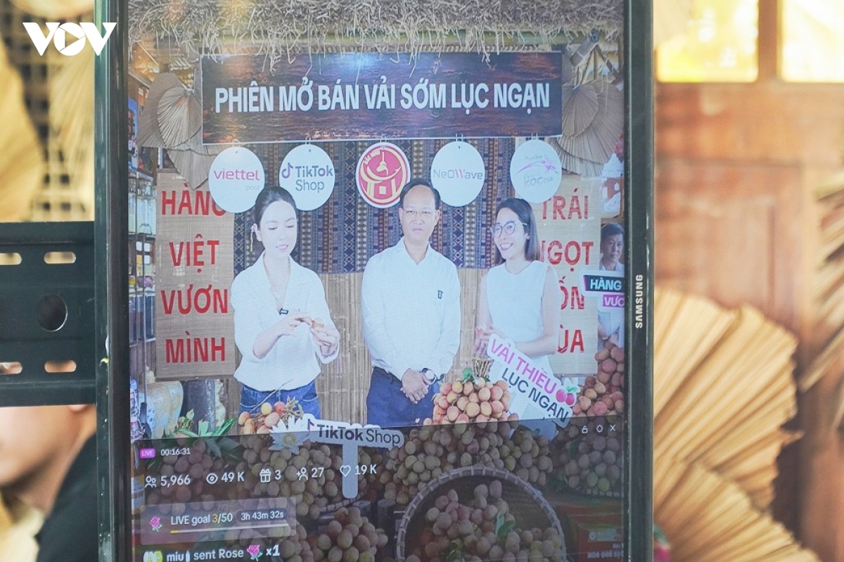 vai thieu chay hang tren phien livestream co pho chu tich tinh bac ninh tham gia hinh anh 4