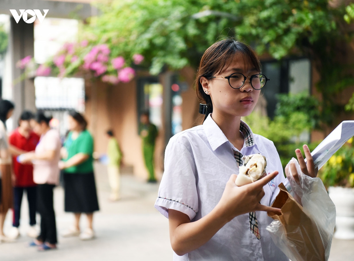 tuyen sinh lop 10 ha noi nhung cai om tiep lua cua phu huynh truoc cong truong hinh anh 14