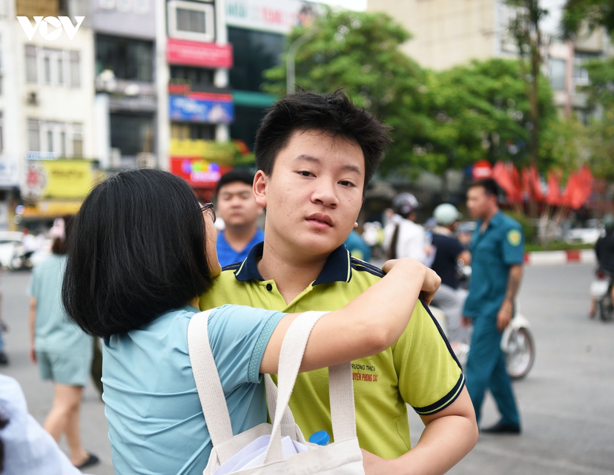 tuyen sinh lop 10 ha noi nhung cai om tiep lua cua phu huynh truoc cong truong hinh anh 2