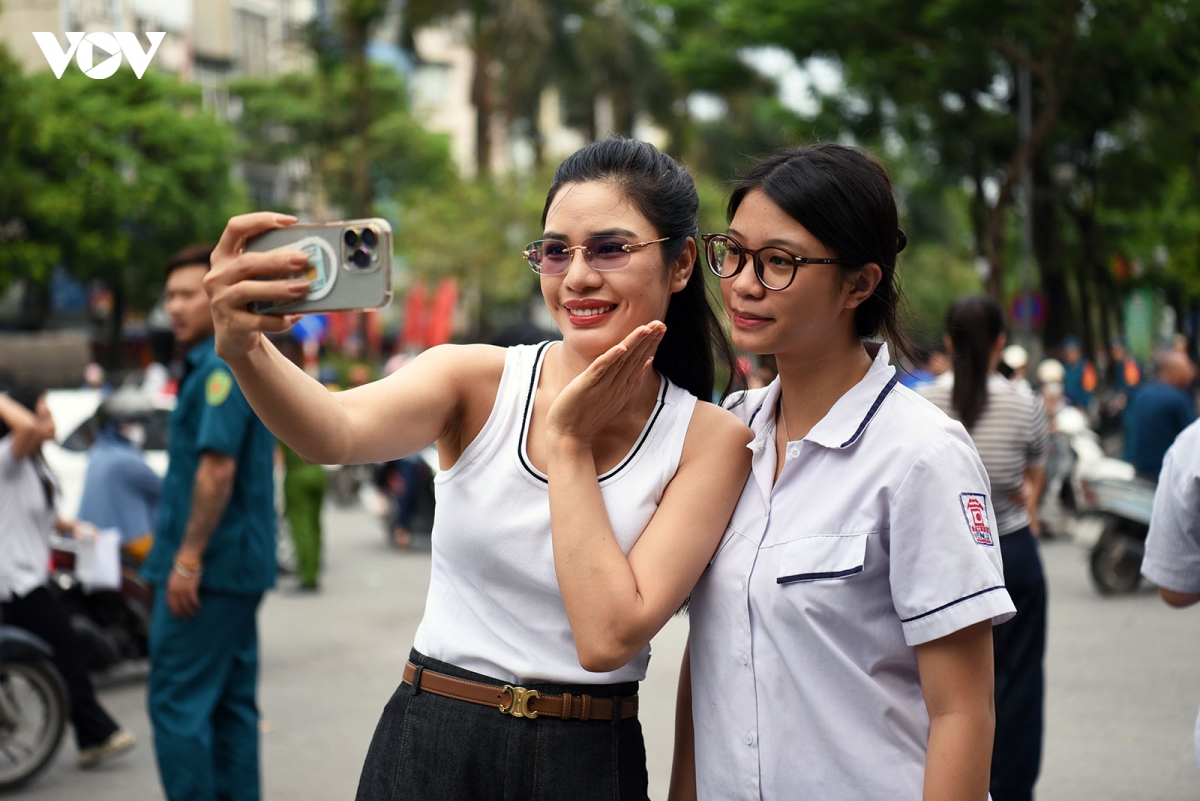 tuyen sinh lop 10 ha noi nhung cai om tiep lua cua phu huynh truoc cong truong hinh anh 3