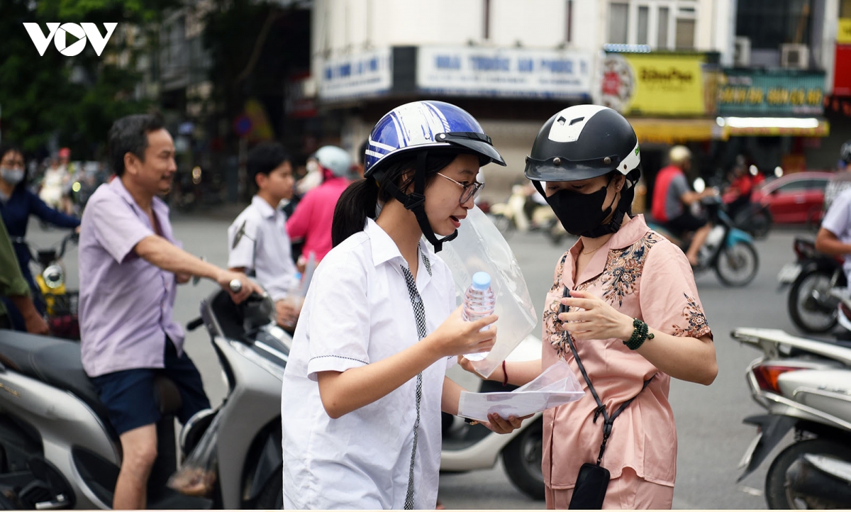 tuyen sinh lop 10 ha noi nhung cai om tiep lua cua phu huynh truoc cong truong hinh anh 1