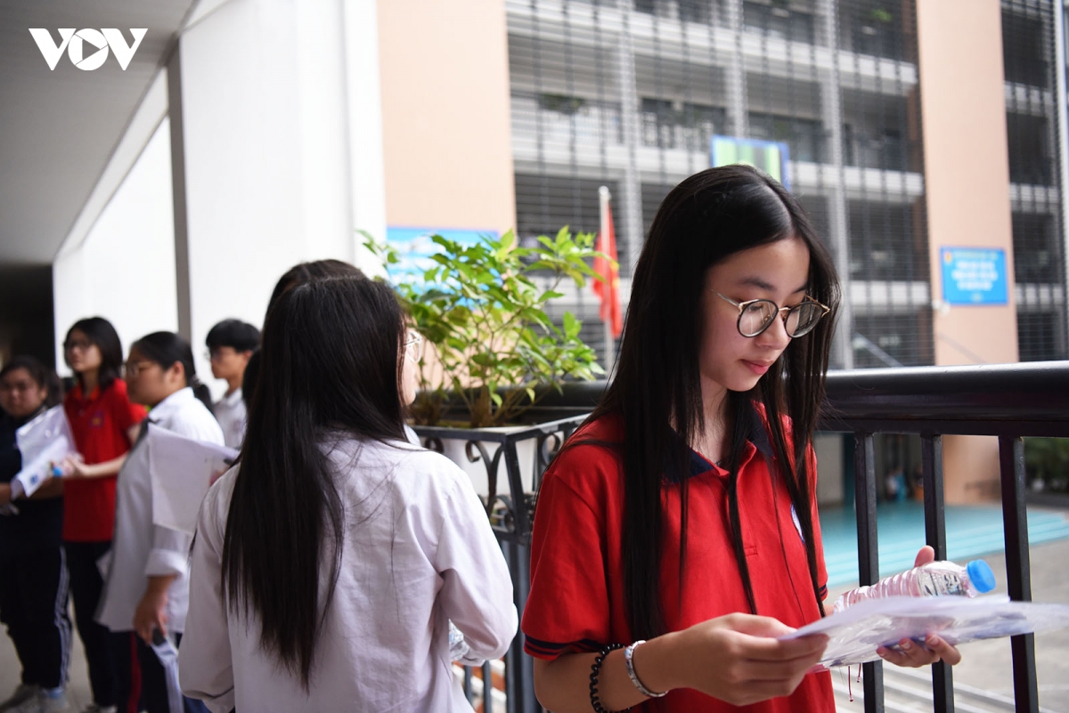 tuyen sinh lop 10 ha noi nhung cai om tiep lua cua phu huynh truoc cong truong hinh anh 16