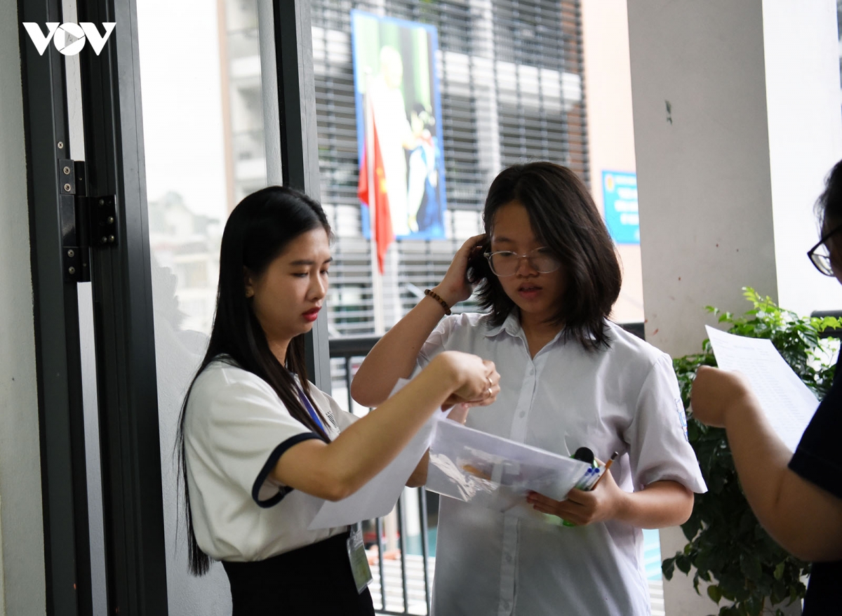 tuyen sinh lop 10 ha noi nhung cai om tiep lua cua phu huynh truoc cong truong hinh anh 17