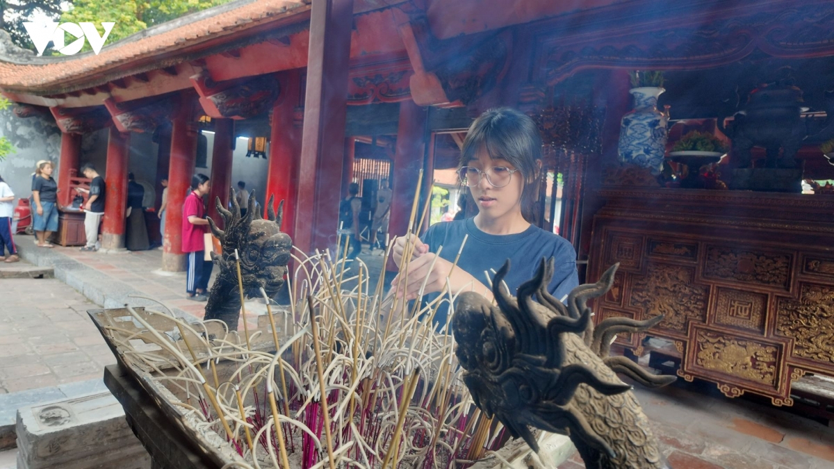 mang hop but, thuoc ke, bong den vuot duong xa den van mieu xin via do lop 10 hinh anh 6