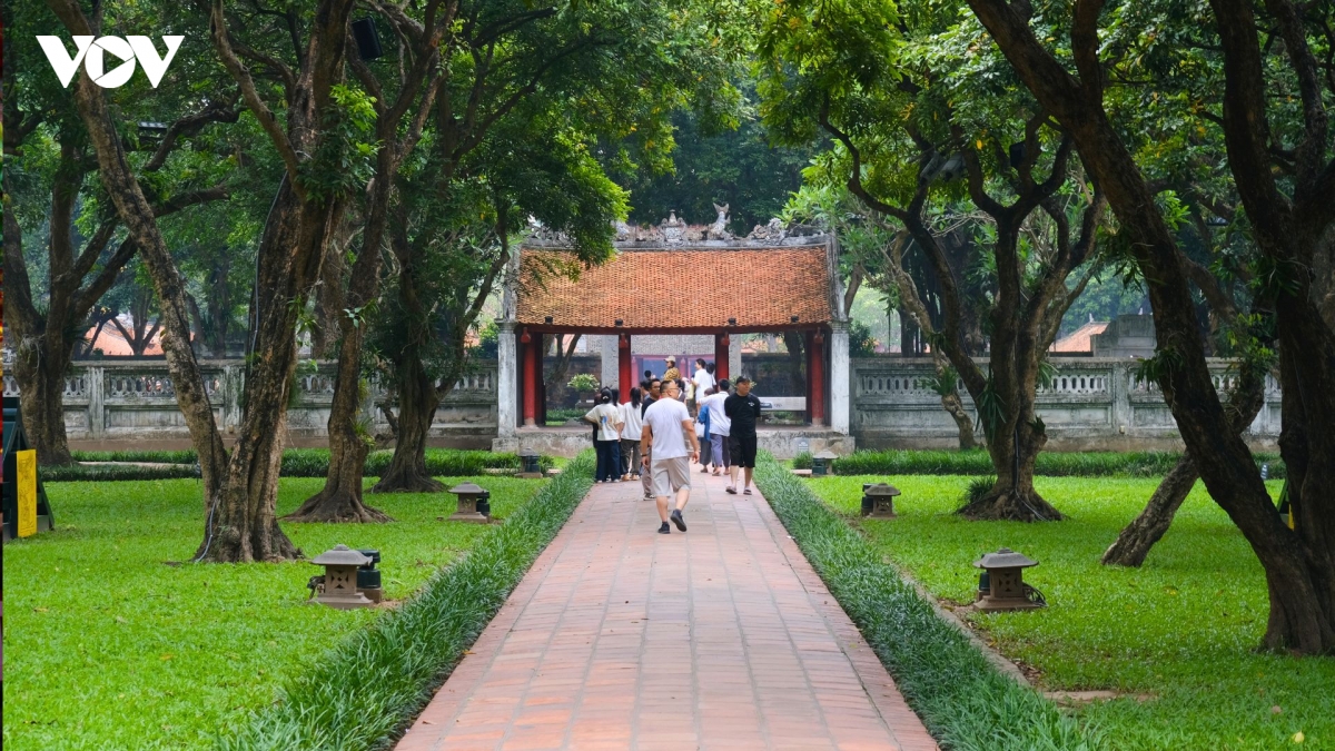 mang hop but, thuoc ke, bong den vuot duong xa den van mieu xin via do lop 10 hinh anh 1